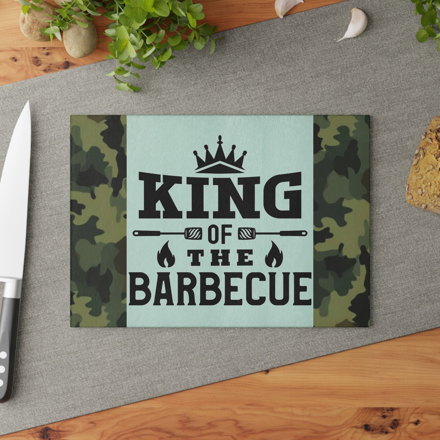 Tabla de cortar de vidrio KING OF THE BARBEQUE – Camuflaje con corona y espátulas 🍖
