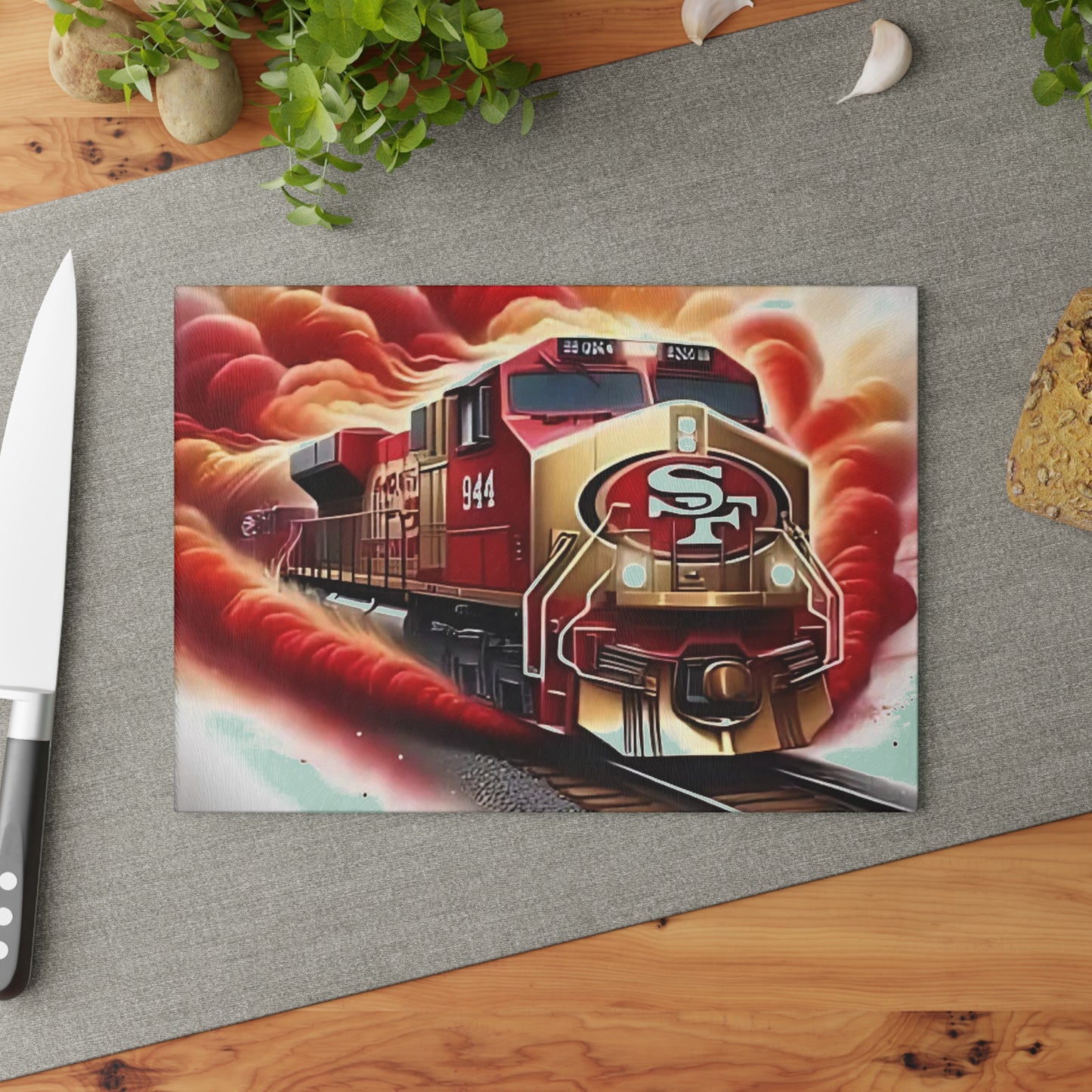 Tabla de cortar de vidrio Express roja y dorada: arte de tren de lujo para cocinas elegantes y clásicas