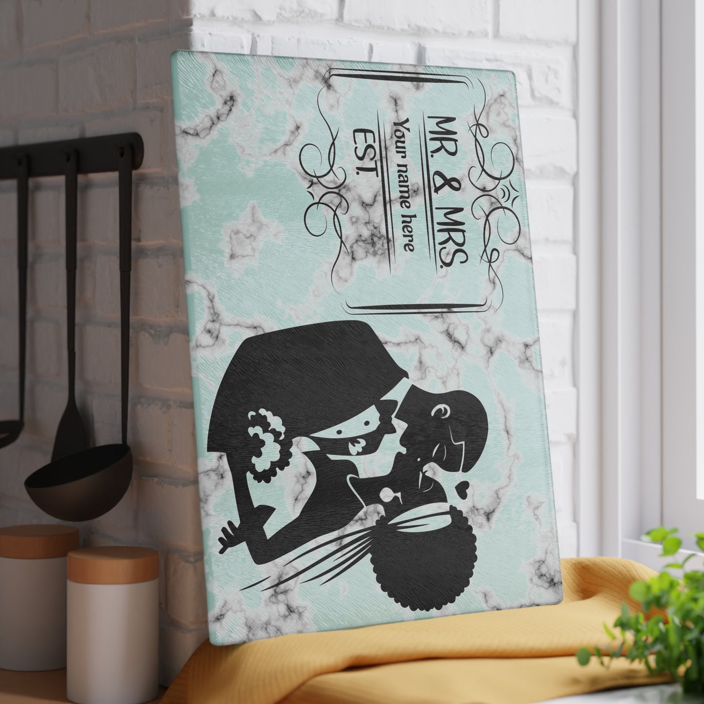 Tabla de cortar de mármol menta para pareja besándose: regalo de boda personalizado con apellido y año