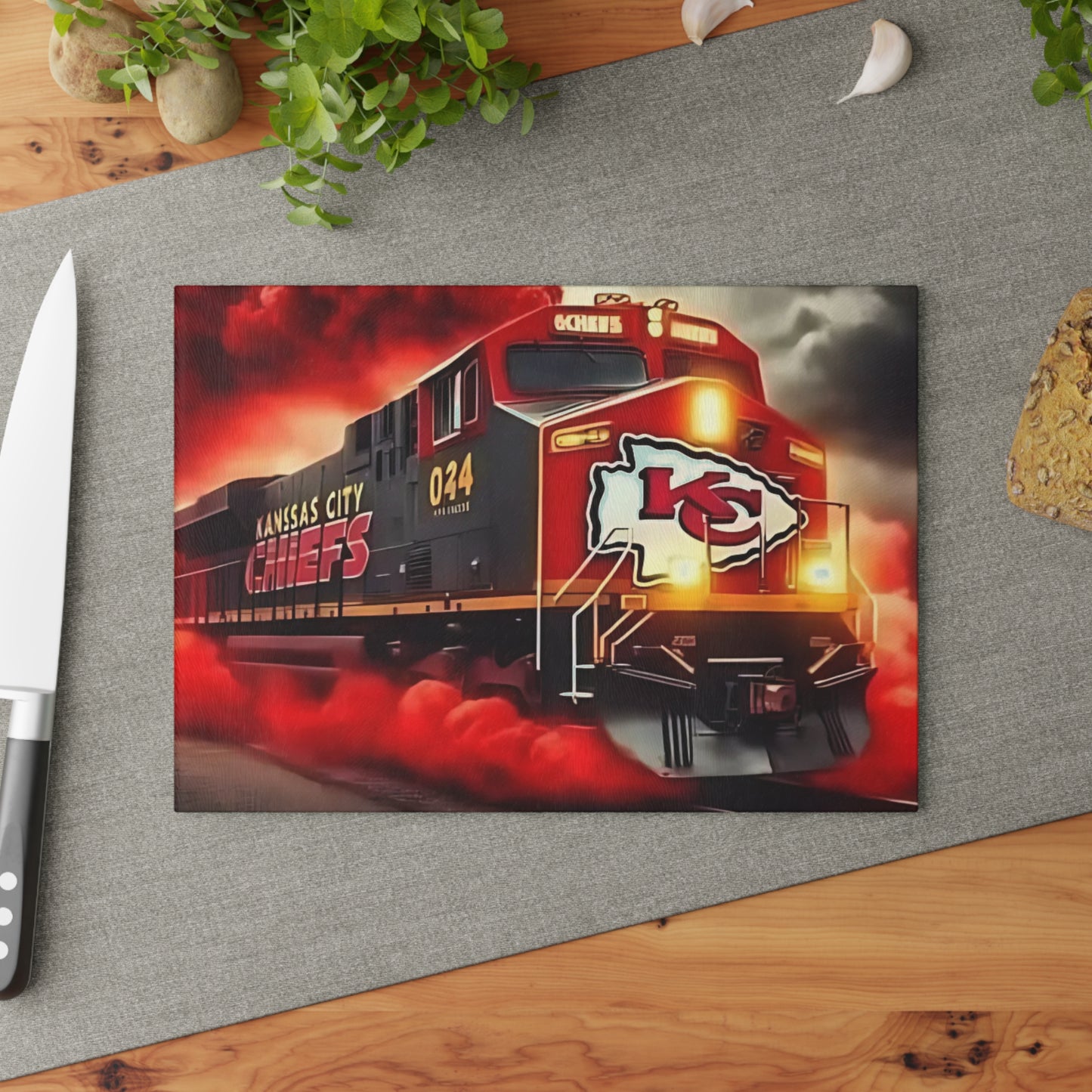 Tabla de cortar de vidrio Express roja y dorada: exhibición de cocina con un llamativo diseño de tren