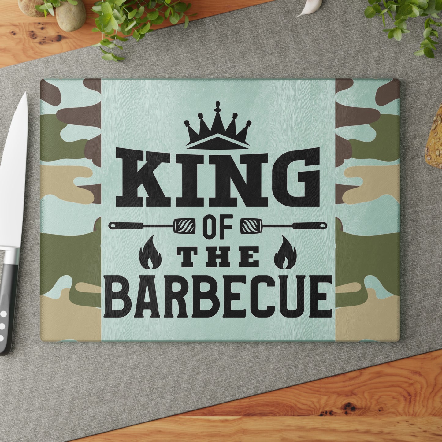 Tabla de cortar de vidrio KING OF THE BARBEQUE – Camuflaje con corona y espátulas 🍖