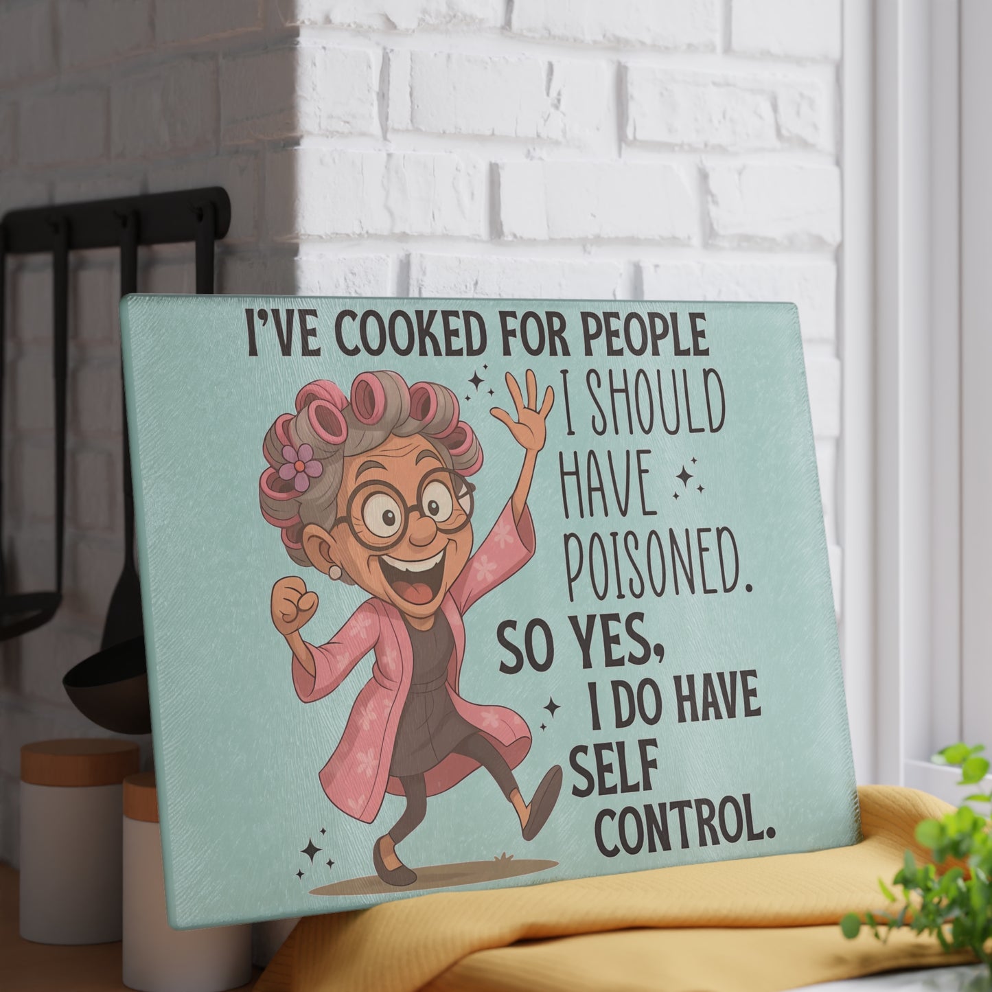 😂 Tabla de cortar de vidrio “He cocinado para personas que debería haber envenenado”: ​​¡humor caprichoso de abuela en la cocina!