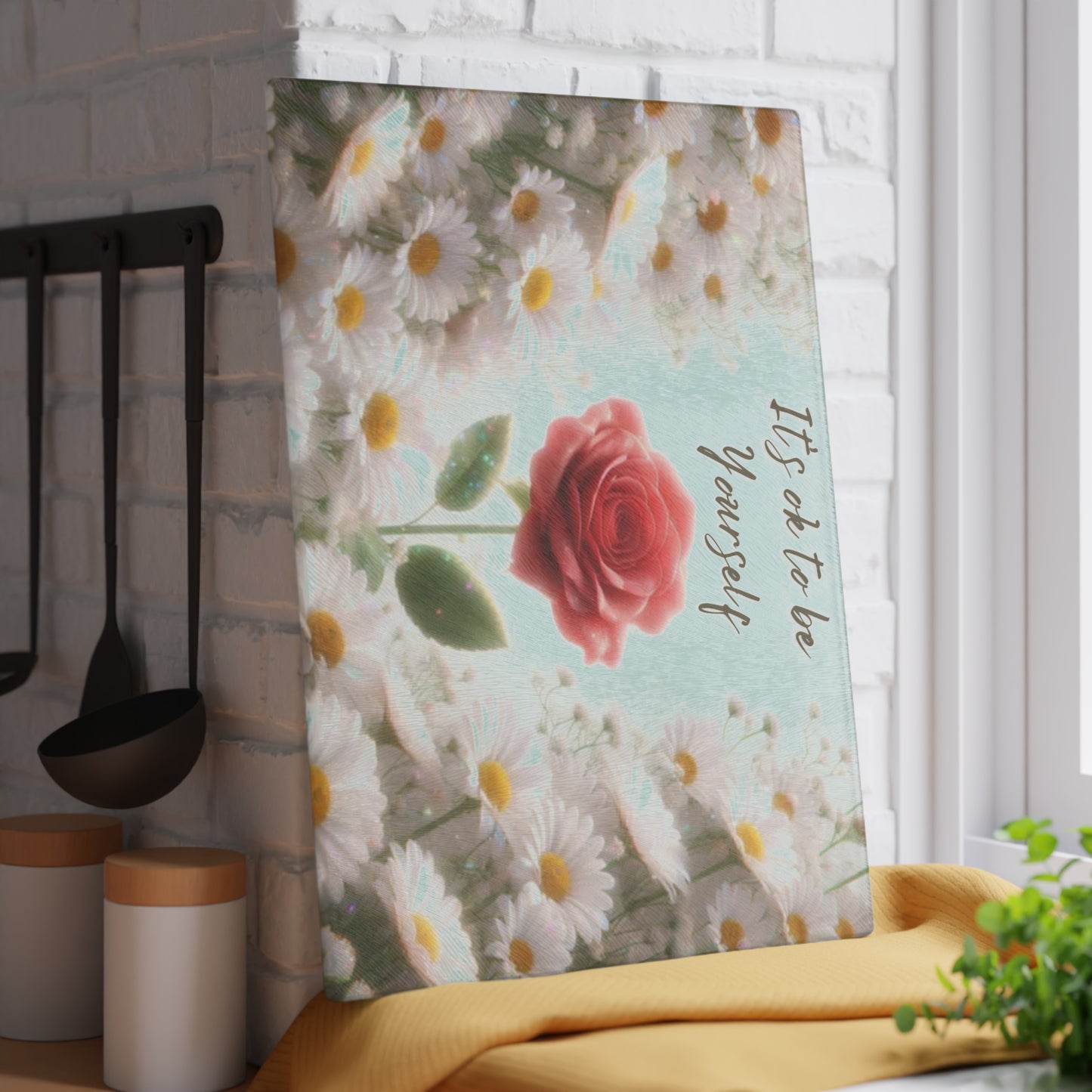 Tabla de cortar de vidrio "Está bien ser tú mismo" - Rosa única en un campo de margaritas, Regalo único, Tabla de cortar de vidrio, Tabla de charcutería, Tabla de cortar personalizada, Flores