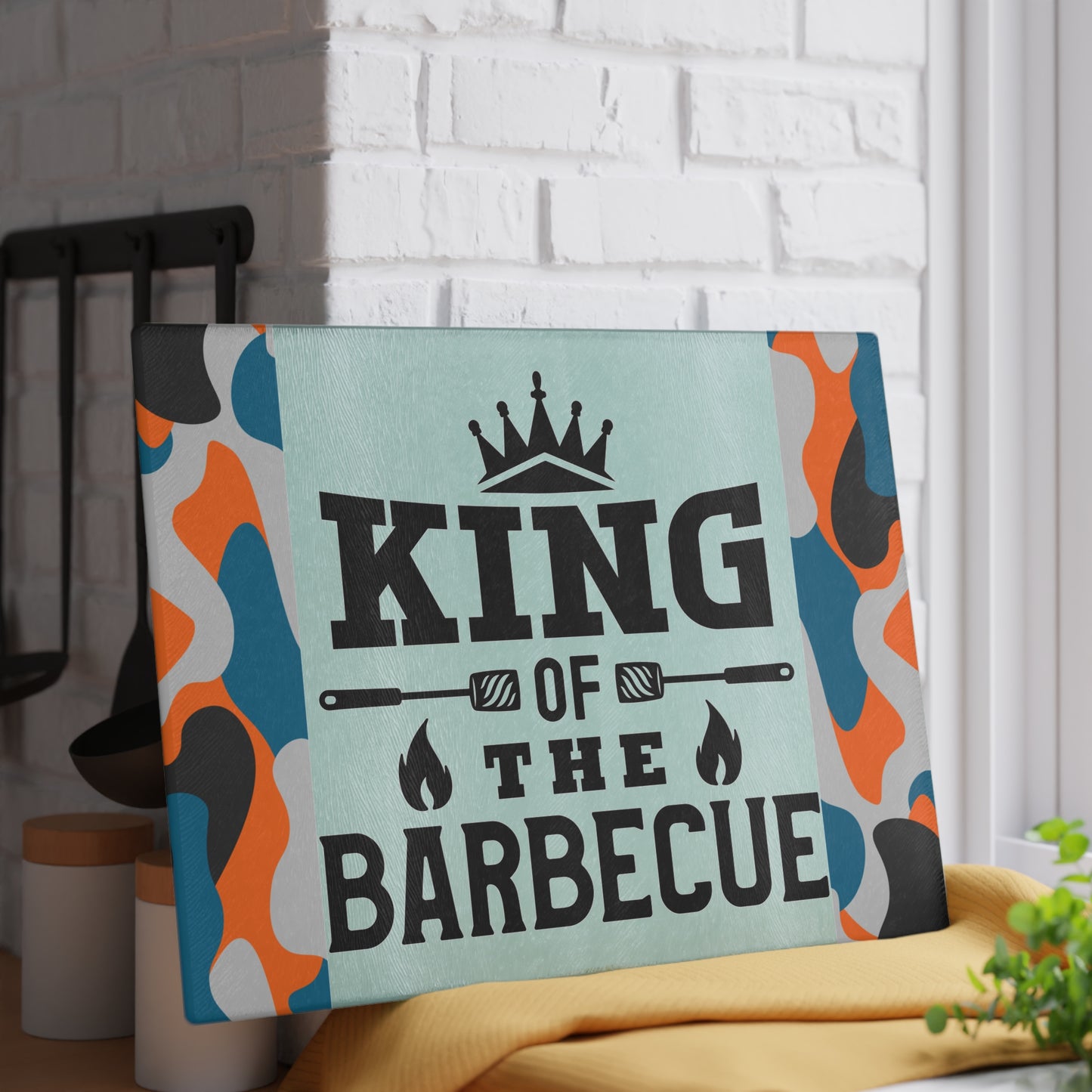 Tabla de cortar de vidrio KING OF THE BARBEQUE – Camuflaje con corona y espátulas 🍖