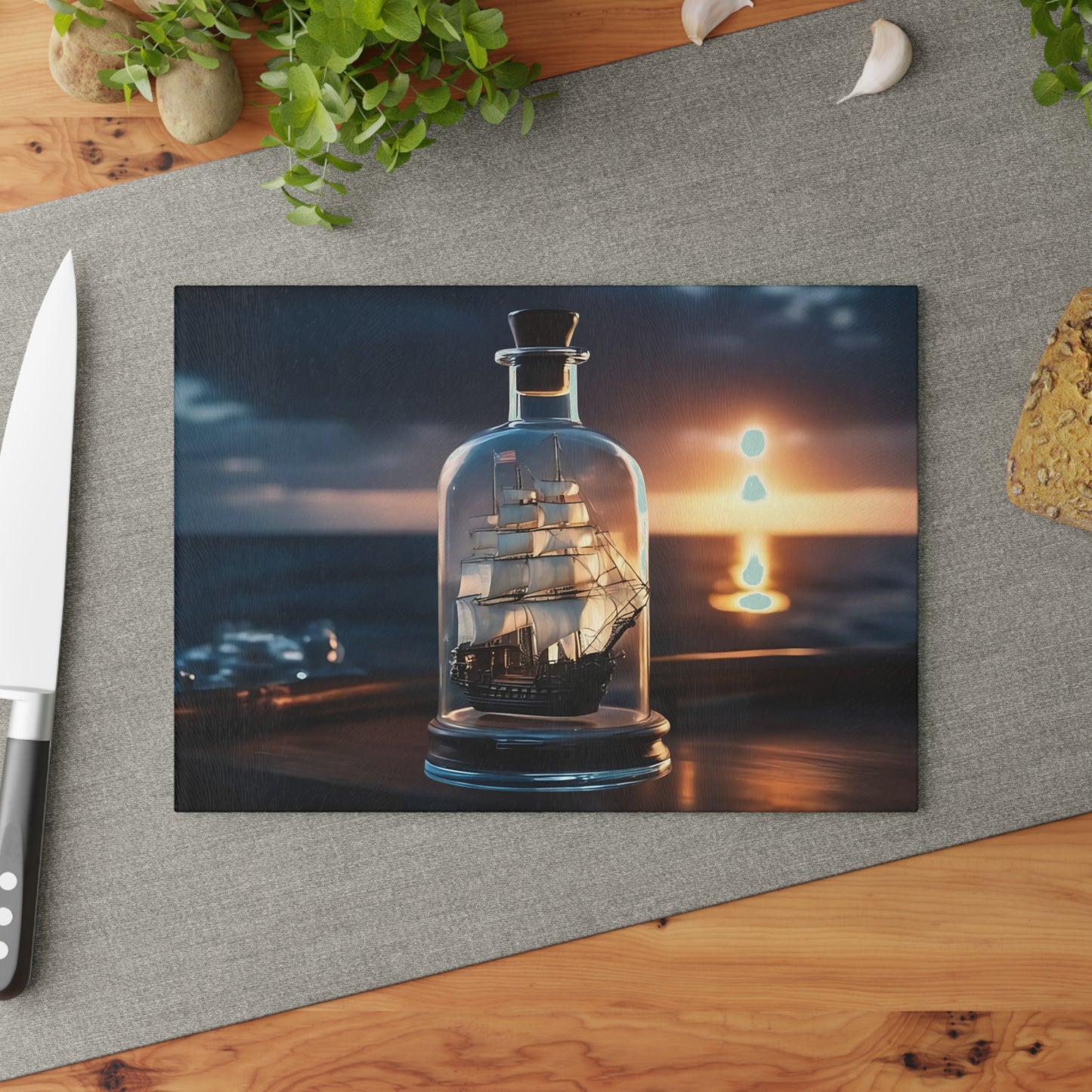 Tabla de cortar de vidrio templado con un barco antiguo en una botella: diseño de atardecer náutico