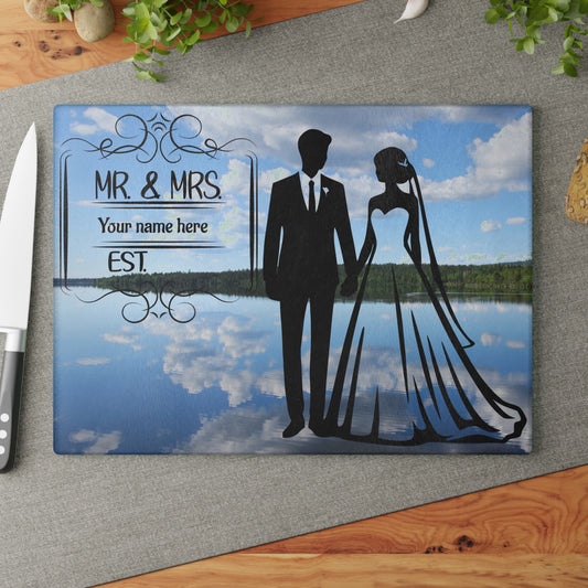 Tabla de cortar "Reflejos del Sr. y la Sra. en el lago": regalo de boda personalizado con un encanto inspirado en la naturaleza