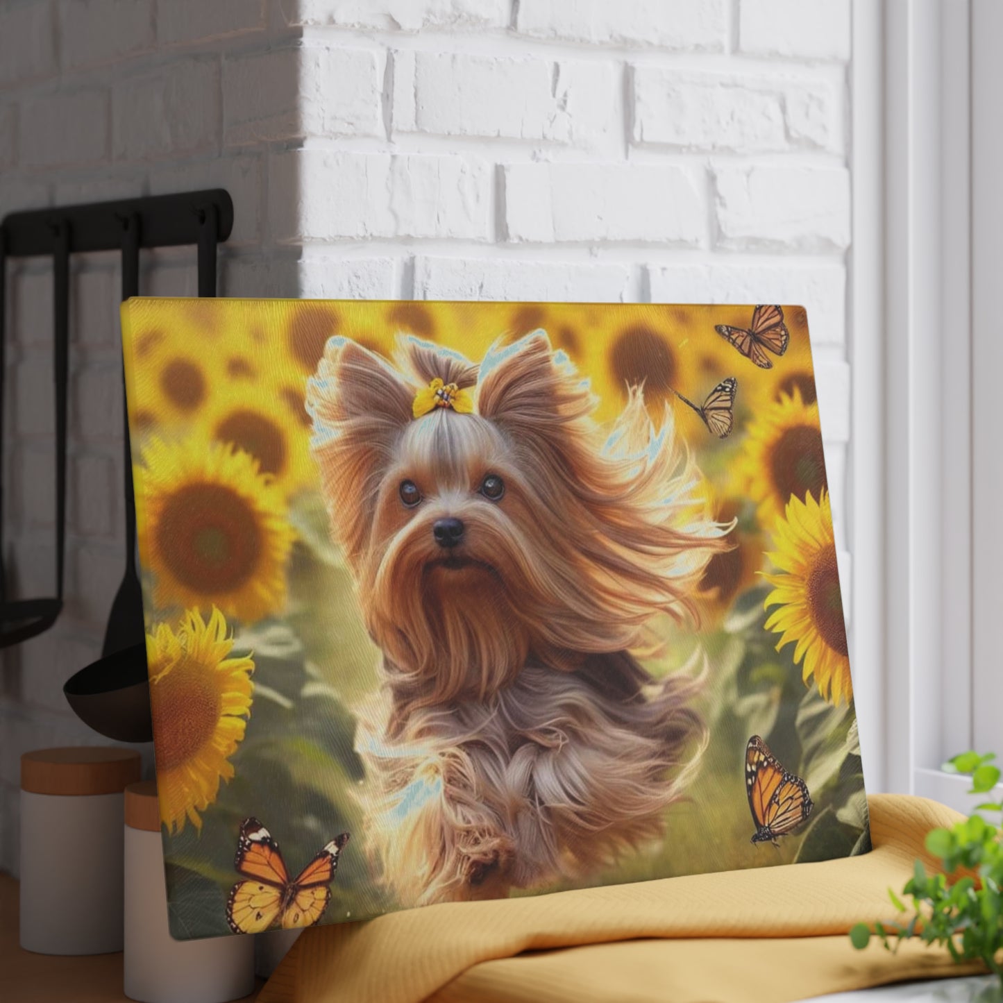 Yorkshire Terrier entre los girasoles – Tabla de cortar de vidrio templado