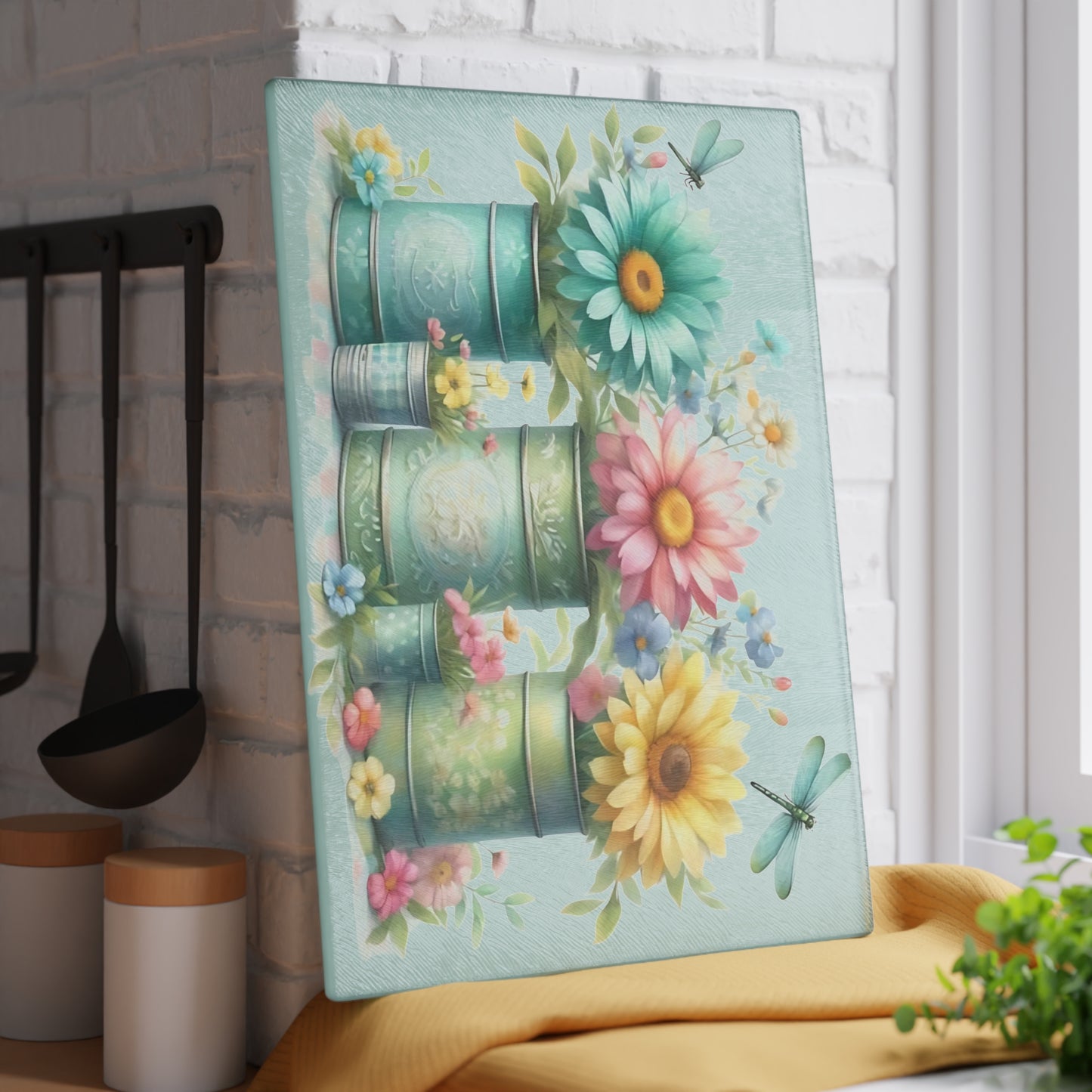 🌾 Dos libélulas con jarrones rústicos y flores silvestres – Tabla de cortar de vidrio con encanto campestre