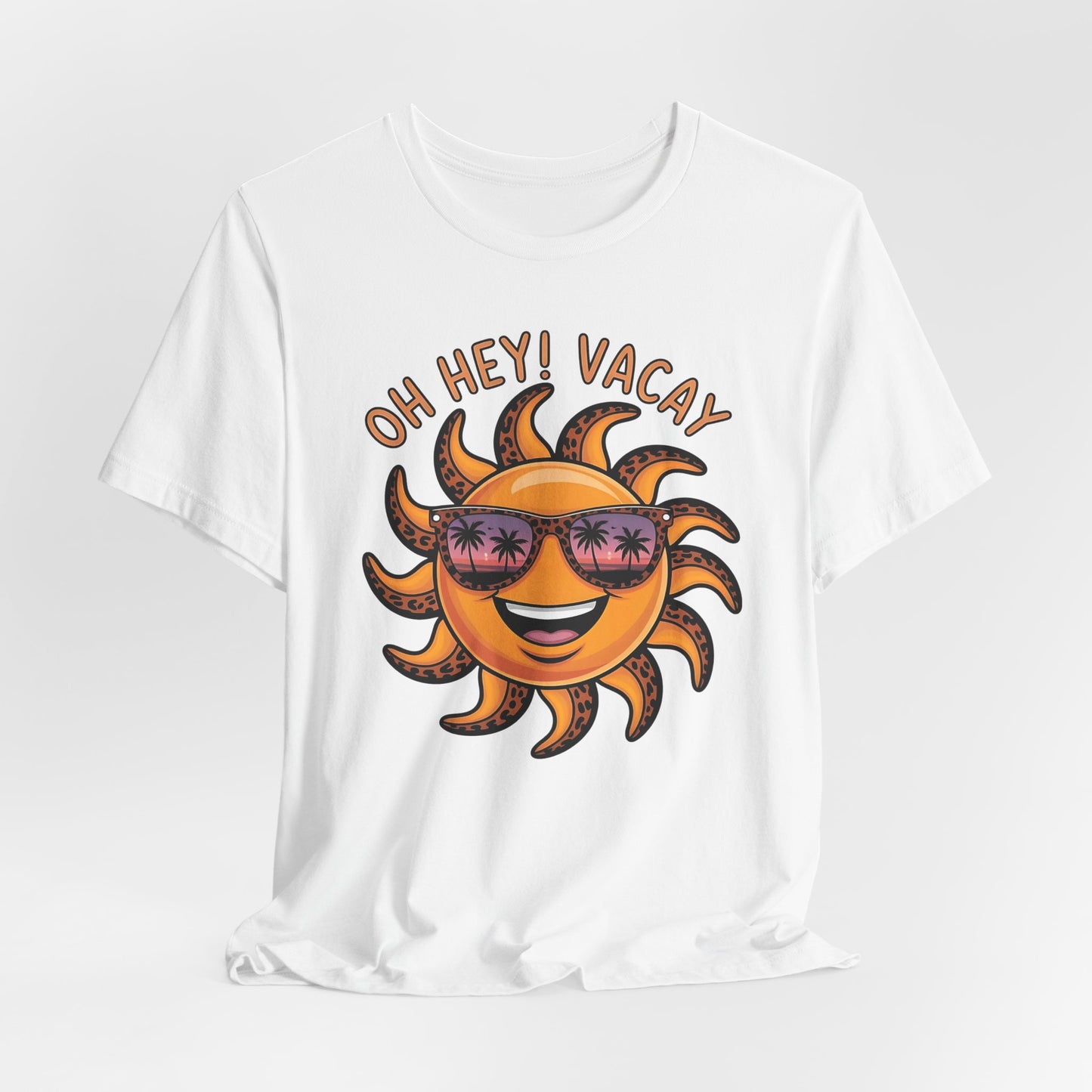 ☀️ ¡Hola! Camiseta de vacaciones – Sol sonriente con gafas de sol | Camiseta gráfica de verano para mujer