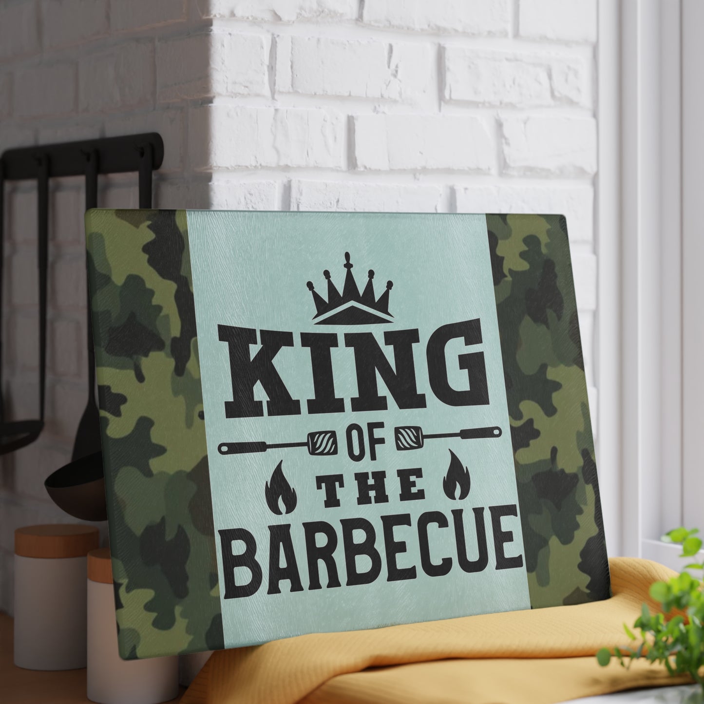 Tabla de cortar de vidrio KING OF THE BARBEQUE – Camuflaje con corona y espátulas 🍖