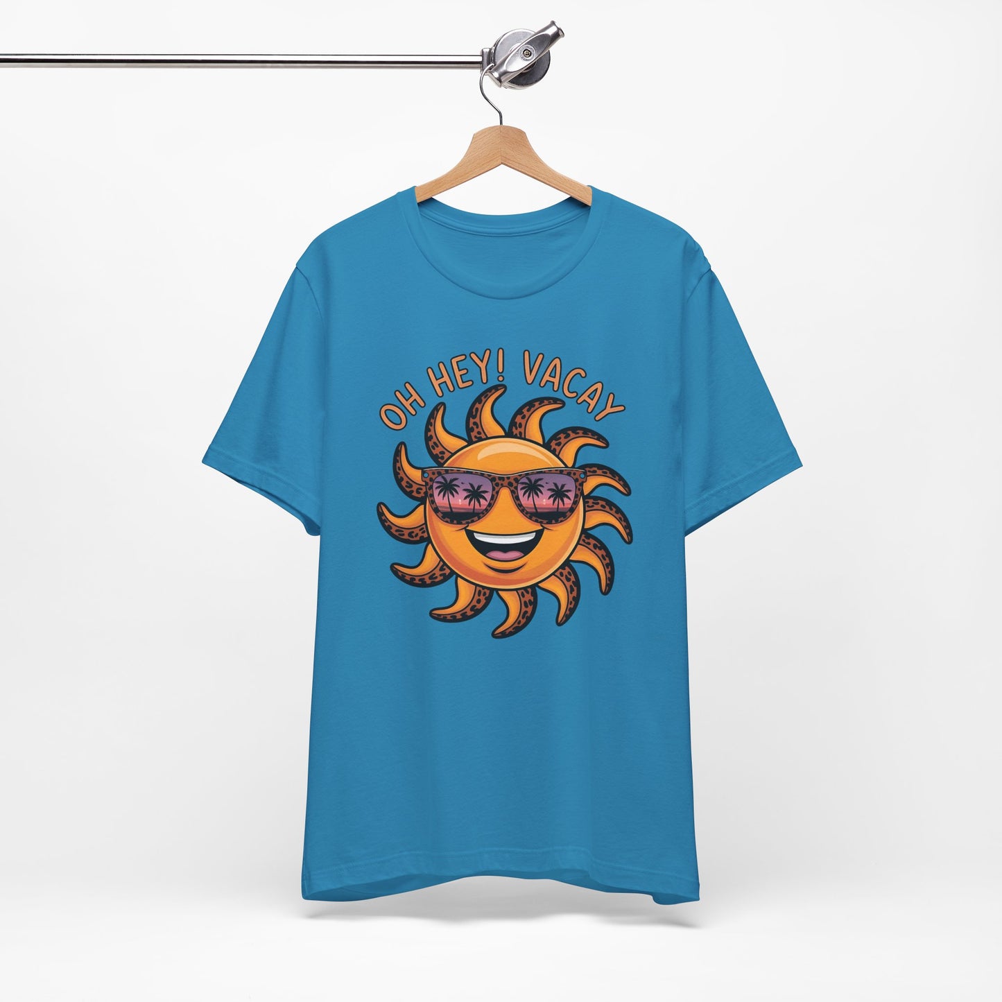 ☀️ ¡Hola! Camiseta de vacaciones – Sol sonriente con gafas de sol | Camiseta gráfica de verano para mujer