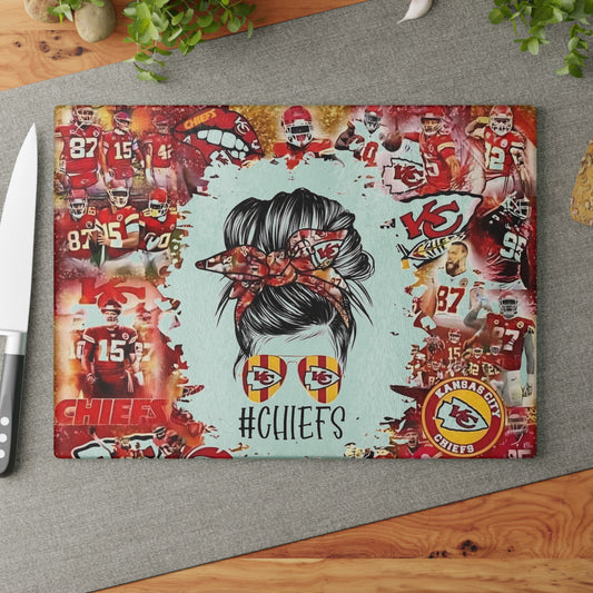 Tabla de cortar de vidrio glamurosa para el día del juego en rojo: arte pop estilo collage para cocinas modernas