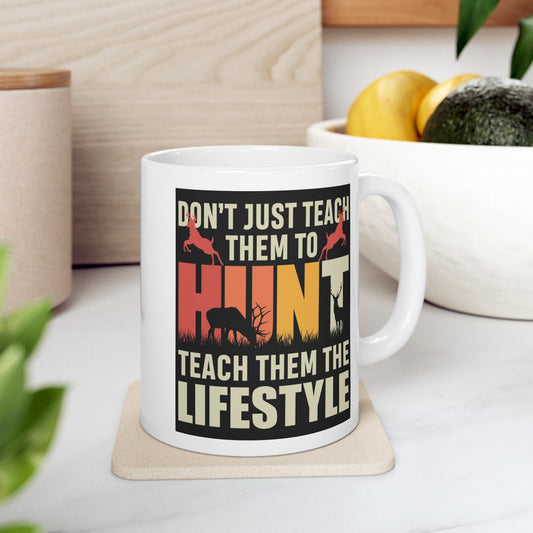 🦌 “No solo les enseñes a cazar… enséñales el estilo de vida” – Taza con silueta de ciervo 🤎🔥