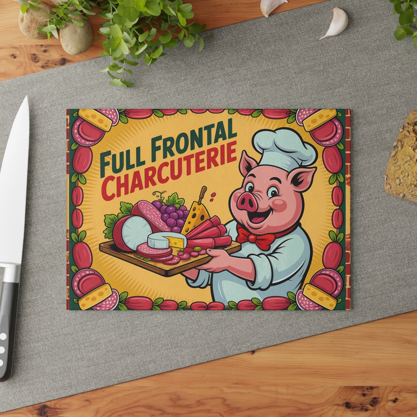 Tabla de cortar charcutería con vista frontal completa: divertida tabla de quesos y carnes del chef Pig