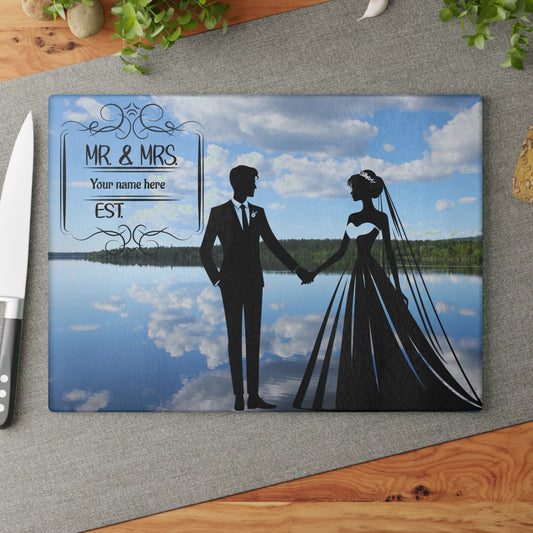 Tabla de cortar Mr. &amp; Mrs. Tranquil Lake Reflection: regalo de boda personalizado para parejas amantes de la naturaleza