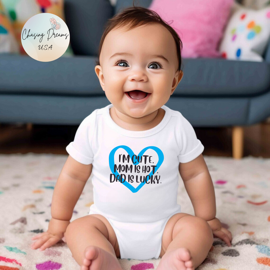 Body de bebé "Soy lindo, mamá es sexy, papá tiene suerte" | Body divertido con corazón | Opción orgánica disponible