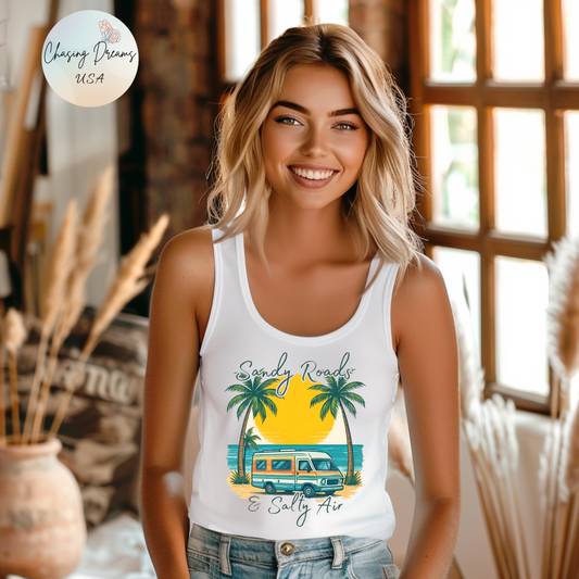 Camiseta sin mangas con espalda nadadora Sandy Roads &amp; Salty Air: camiseta playera ligera para mujer para días costeros y ambiente veraniego.