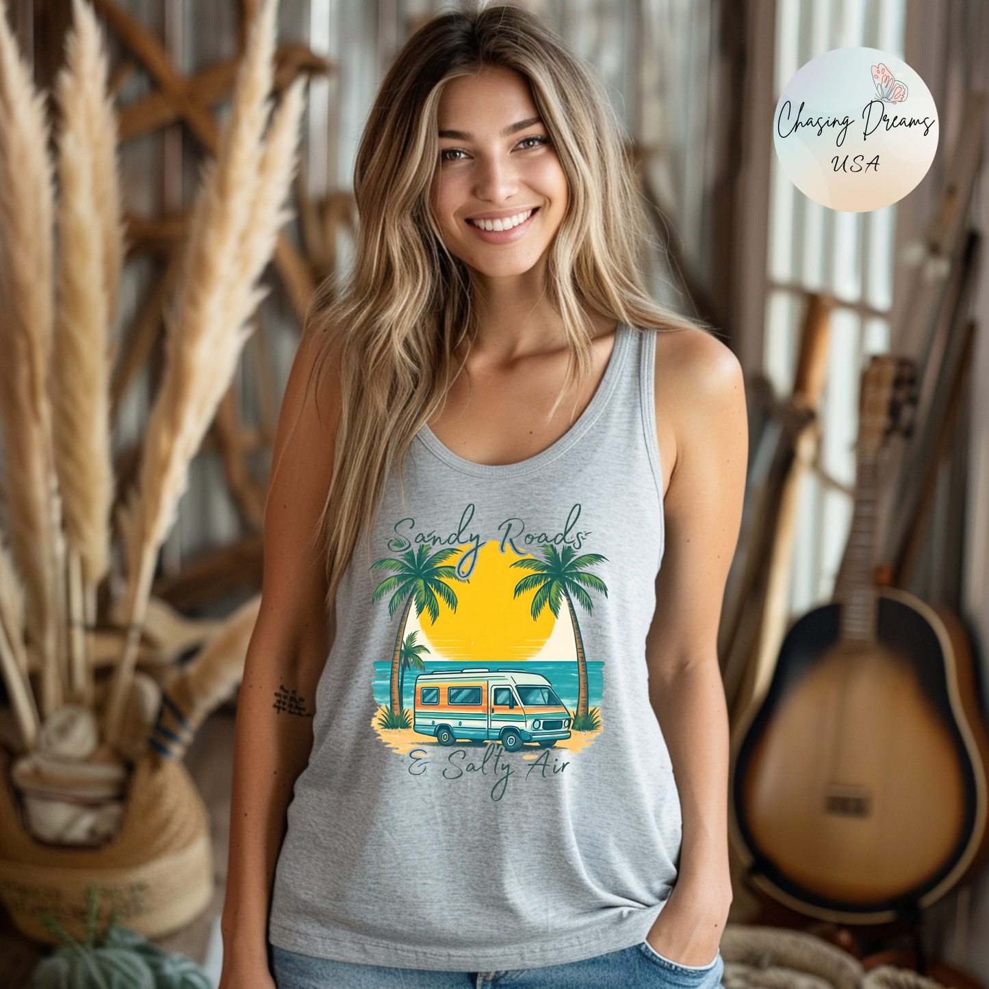 Camiseta sin mangas con espalda nadadora Sandy Roads &amp; Salty Air: camiseta playera ligera para mujer para días costeros y ambiente veraniego.