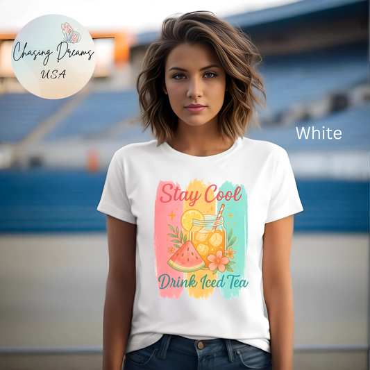 Camiseta "Mantente Fresco, Bebe Té Helado" - Camiseta Gráfica de Verano con Sandía y Té Helado | Solo Blanca