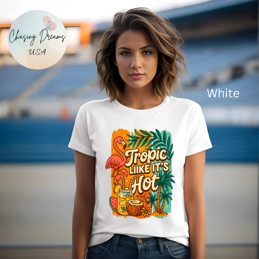 Camiseta "Tropic Like It's Hot" con flamenco, palmera y bebidas tropicales | Solo en blanco