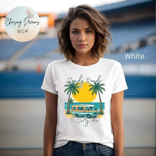 Camiseta Sandy Roads &amp; Salty Air: Camisa playera ligera para mujer para días costeros y ambiente veraniego.