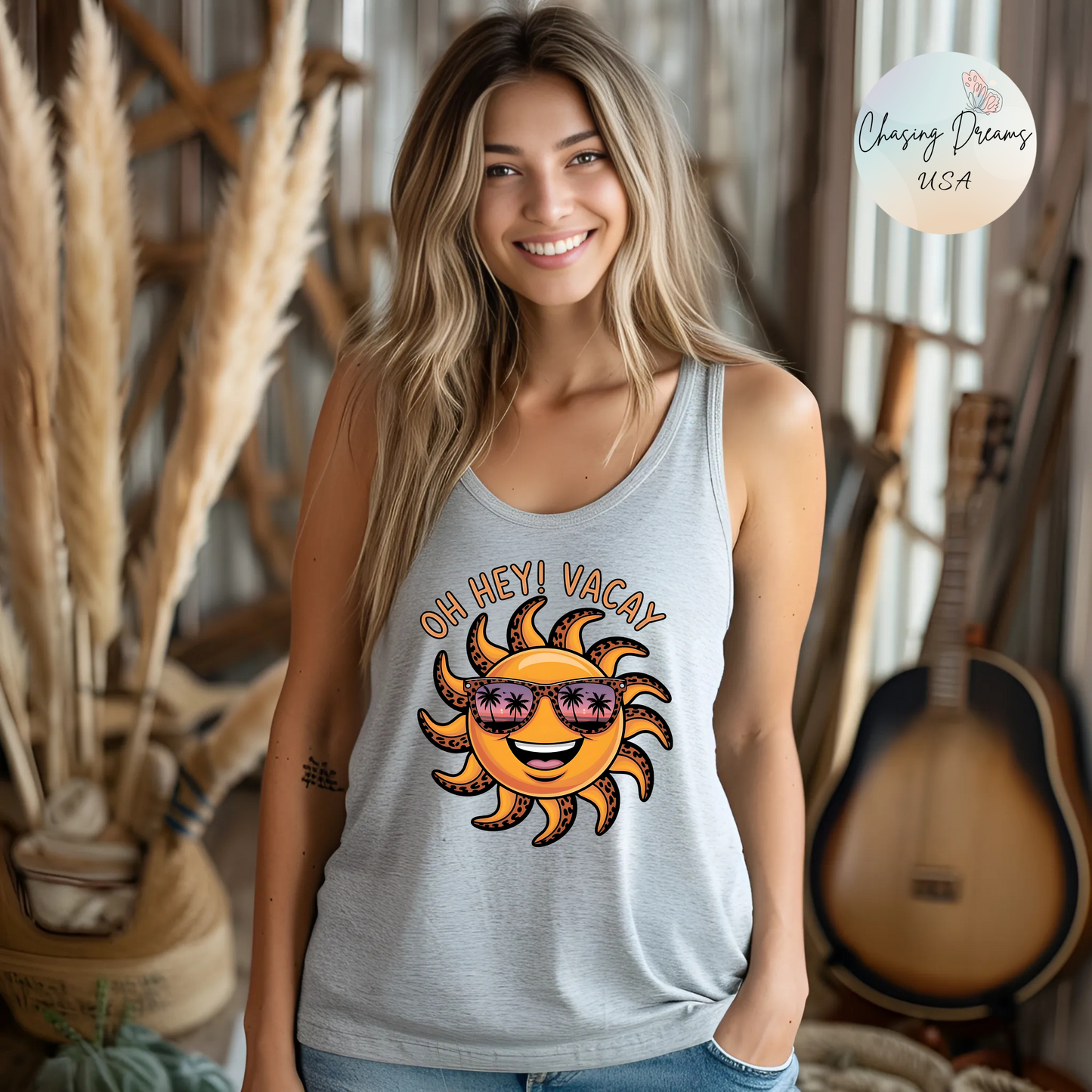 ☀️ ¡Hola! Camiseta de tirantes Vacay con espalda nadadora – Sol sonriente con gafas de sol | Camiseta de tirantes estampada de verano para mujer