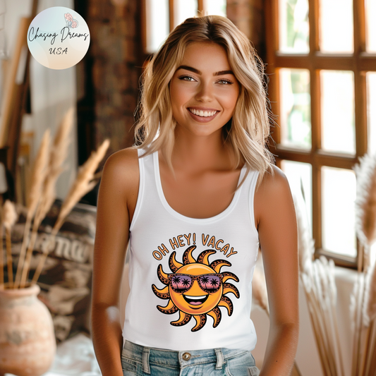 ☀️ ¡Hola! Camiseta de tirantes Vacay con espalda nadadora – Sol sonriente con gafas de sol | Camiseta de tirantes estampada de verano para mujer