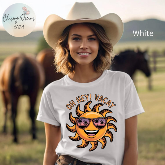 ☀️ ¡Hola! Camiseta de vacaciones – Sol sonriente con gafas de sol | Camiseta gráfica de verano para mujer