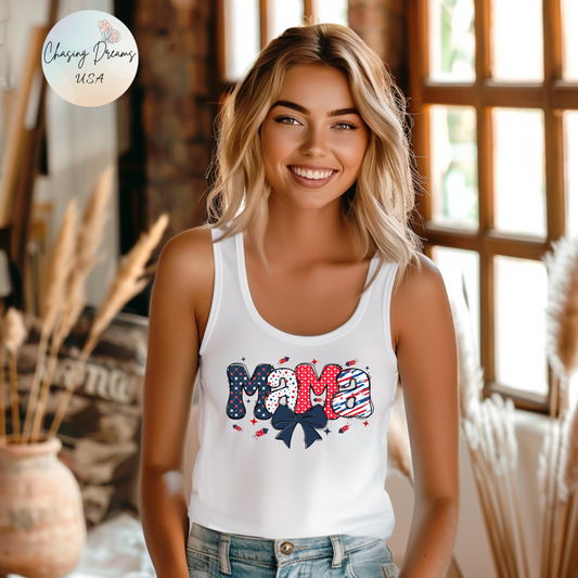 Camiseta de tirantes con espalda deportiva "Mamá Fuegos Artificiales" - Diseño patriótico del 4 de julio con lazo y gráficos de fuegos artificiales | Camiseta de tirantes de verano para mujer
