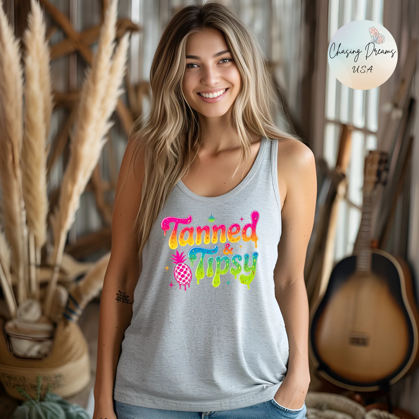 Camiseta de tirantes Tanned and Tipsy con espalda nadadora – Divertido estampado de piña veraniego | Camiseta de tirantes playera para mujer
