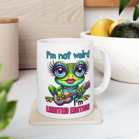 🌀 No soy raro, soy edición limitada: taza colorida de rana hippie con guitarra y actitud