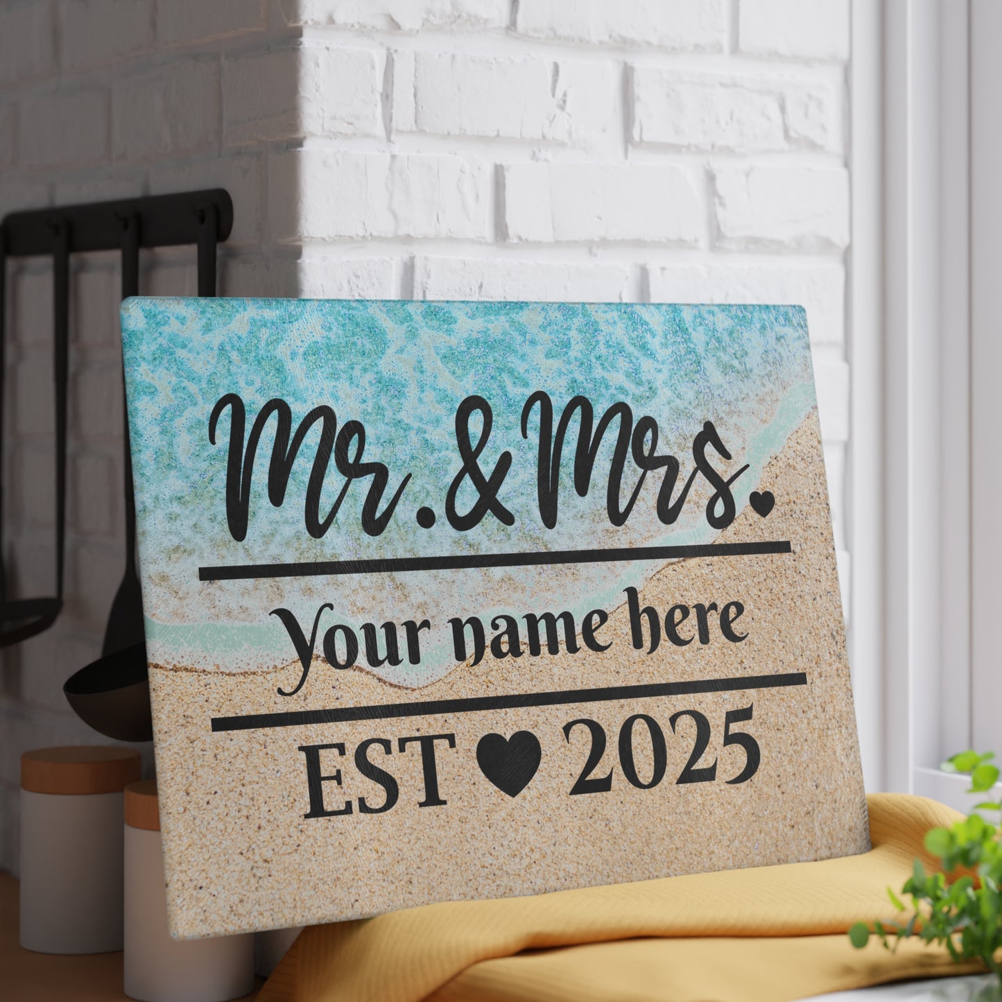 Tabla de cortar Mr. &amp; Mrs. Ocean Shoreline: regalo de boda personalizado con apellido y año