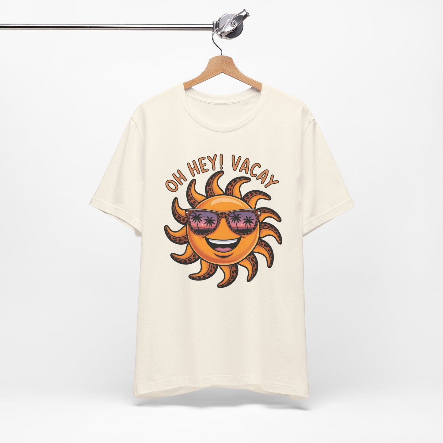 ☀️ ¡Hola! Camiseta de vacaciones – Sol sonriente con gafas de sol | Camiseta gráfica de verano para mujer