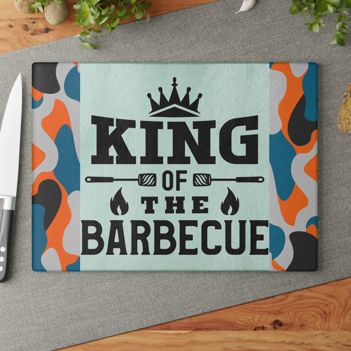 Tabla de cortar de vidrio KING OF THE BARBEQUE – Camuflaje con corona y espátulas 🍖