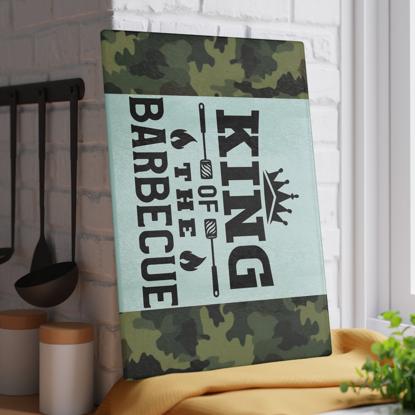 Tabla de cortar de vidrio KING OF THE BARBEQUE – Camuflaje con corona y espátulas 🍖
