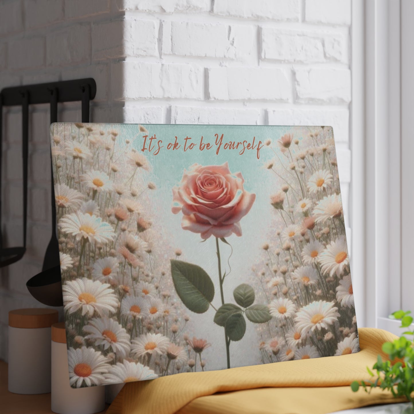 Tabla de cortar de vidrio "Está bien ser tú mismo" - Rosa rosa única en un campo de margaritas, regalo único, tabla de cortar de vidrio, tabla de charcutería, tabla de cortar personalizada, flores