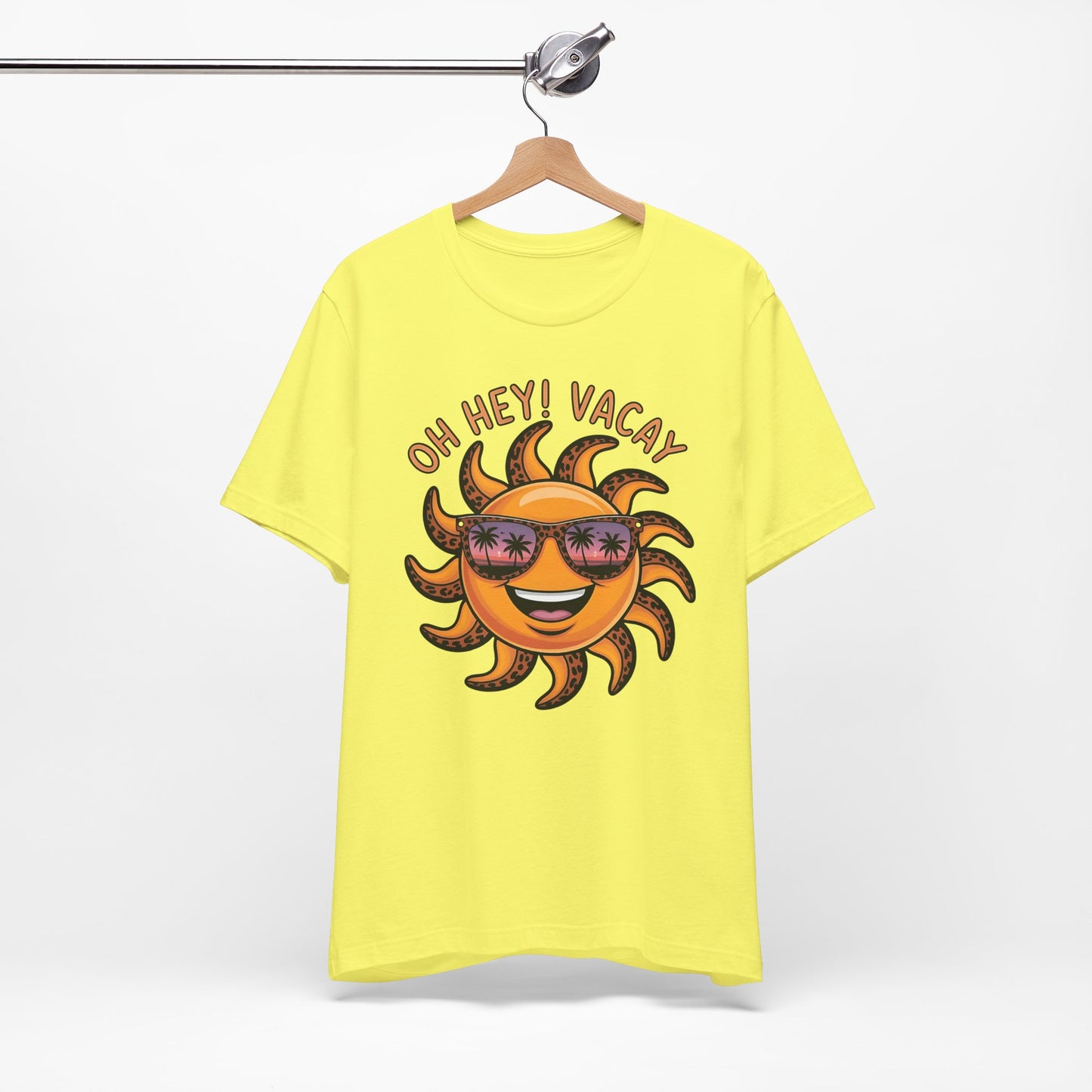 ☀️ ¡Hola! Camiseta de vacaciones – Sol sonriente con gafas de sol | Camiseta gráfica de verano para mujer
