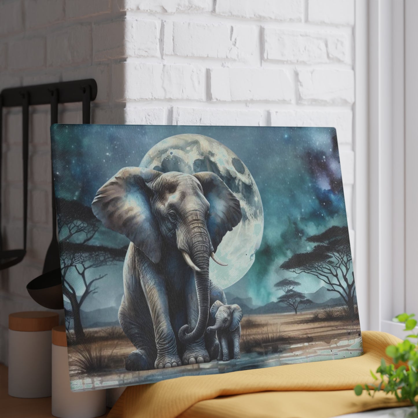 Tabla de cortar de vidrio con forma de mamá y bebé elefante, con una luna llena brillante detrás de ellos