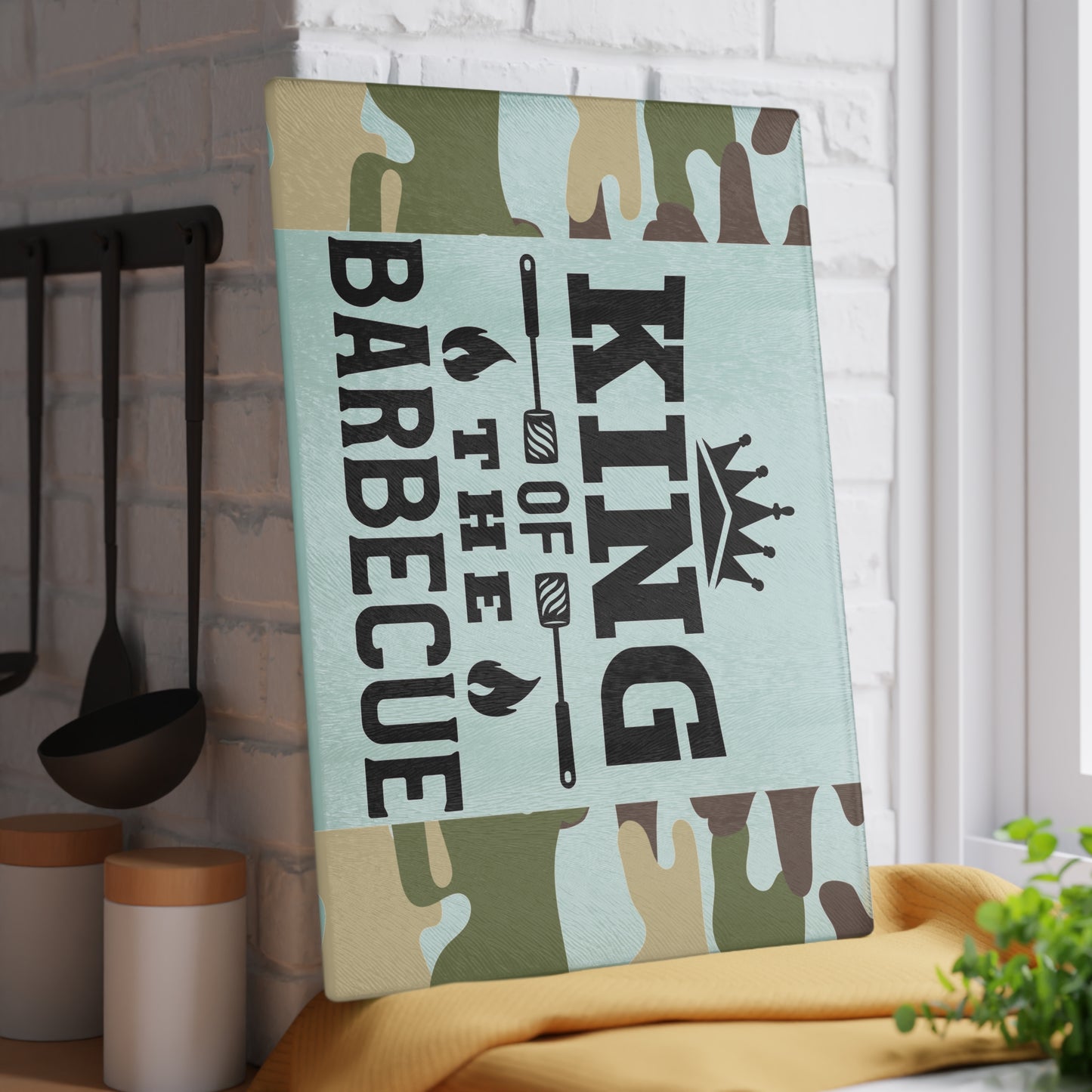 Tabla de cortar de vidrio KING OF THE BARBEQUE – Camuflaje con corona y espátulas 🍖