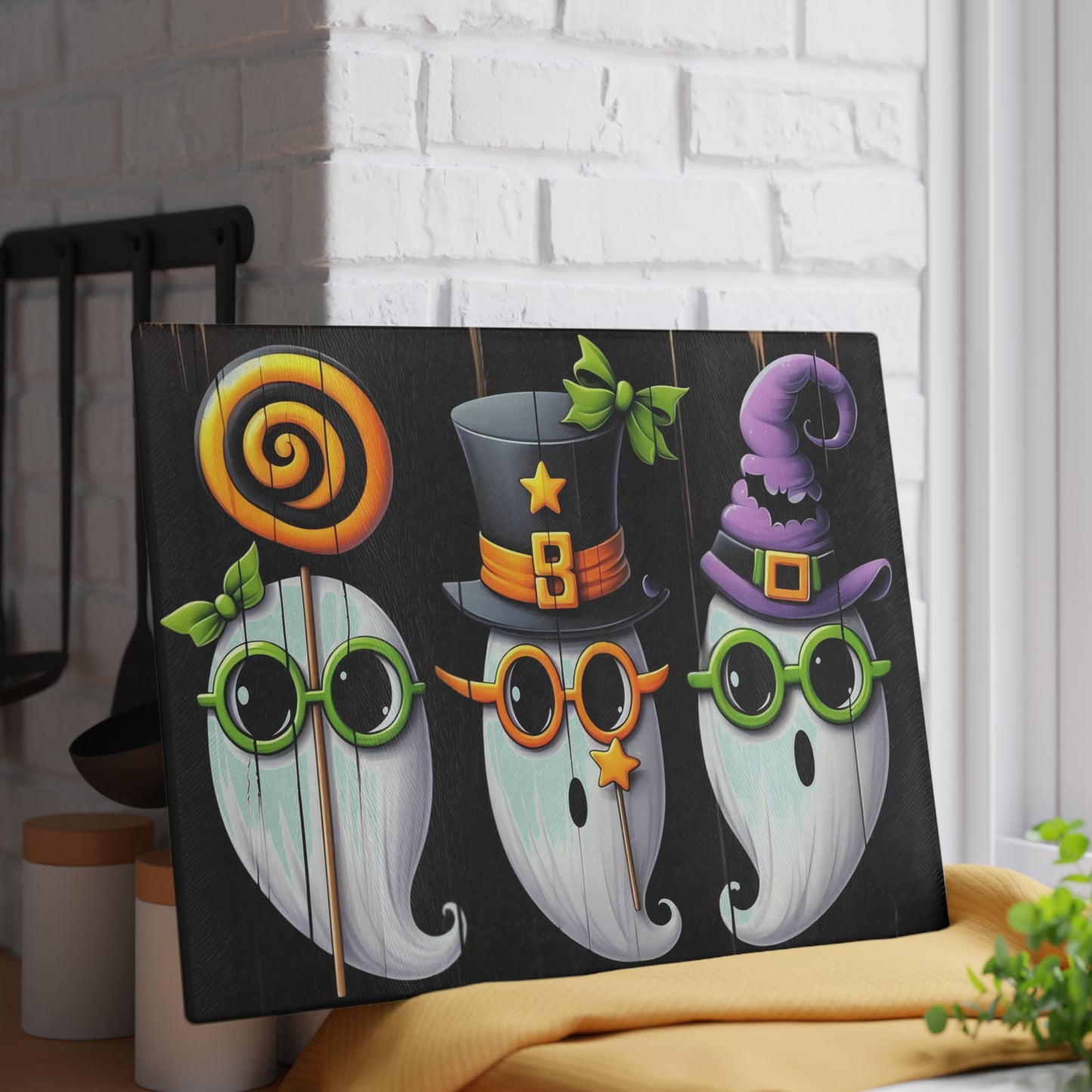 👻🎩 Trendy Ghost Trio Cutting Board – Chic Halloween Kitchen Décor with Playful Spooky Vibes 🕸️🍬