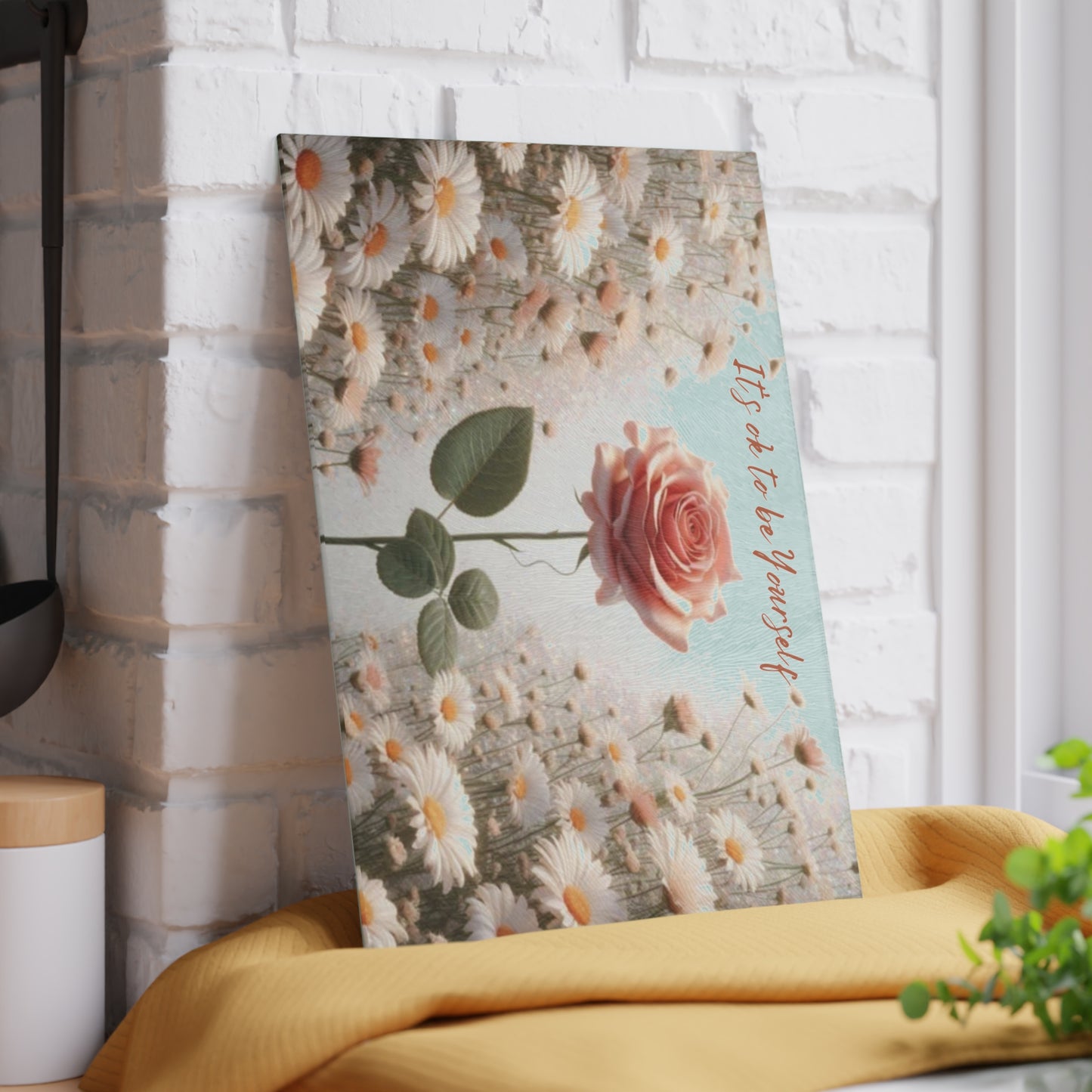 Tabla de cortar de vidrio "Está bien ser tú mismo" - Rosa rosa única en un campo de margaritas, regalo único, tabla de cortar de vidrio, tabla de charcutería, tabla de cortar personalizada, flores