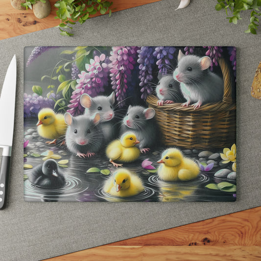 Tabla de cortar con patitos y ratones en un jardín primaveral: decoración de cocina de vidrio con un toque caprichoso