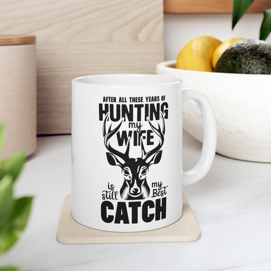🦌 "Después de todos estos años de caza, mi esposa sigue siendo mi mejor presa" – Taza romántica de caza (325 ml y 430 ml)