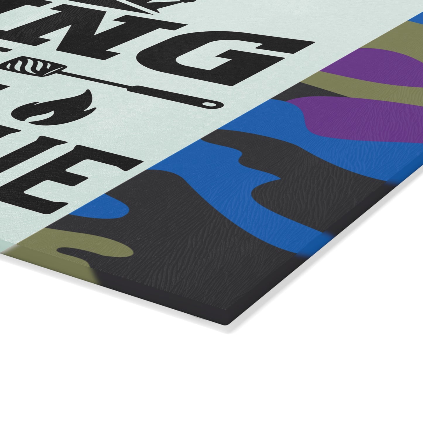 Tabla de cortar de vidrio KING OF THE BARBEQUE – Camuflaje con corona y espátulas 🍖