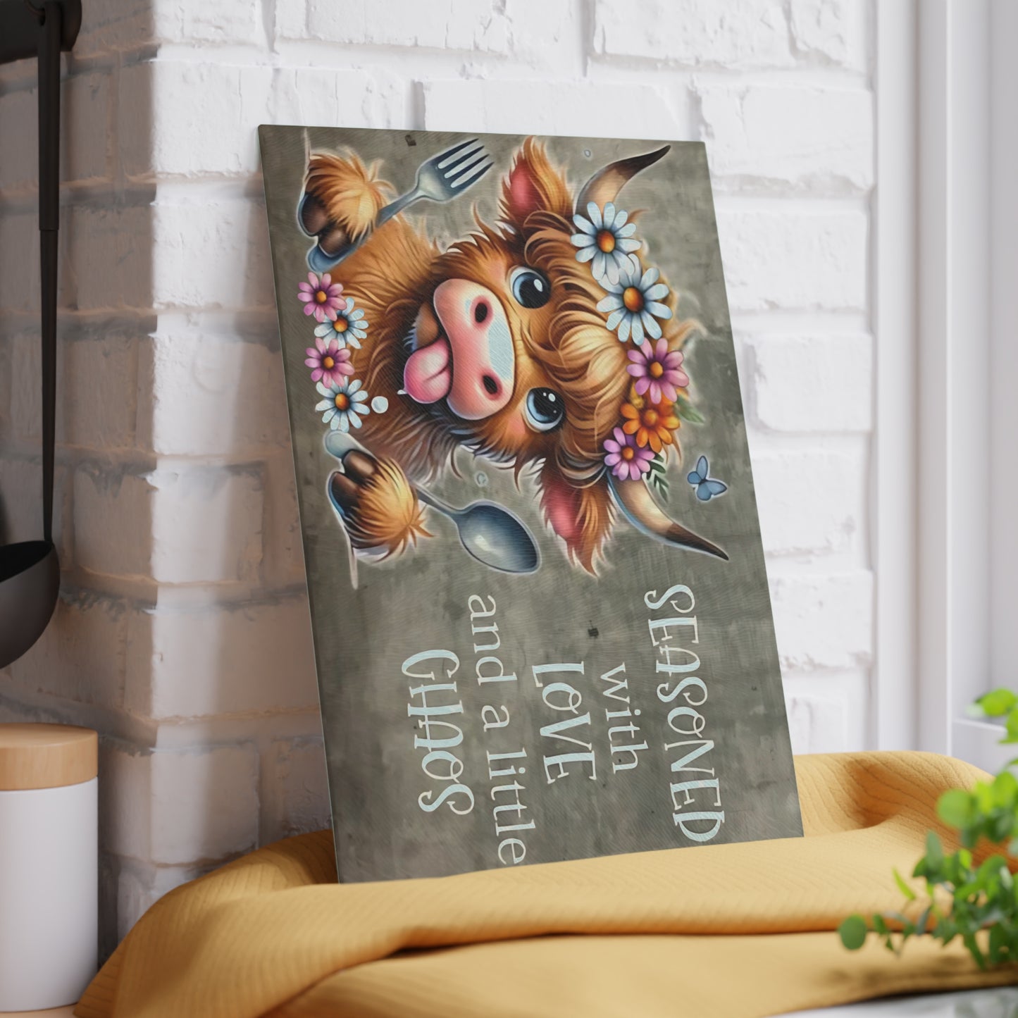 Tabla de cortar de vidrio templado Highland Cow "Sazonada con amor y un poco de caos"