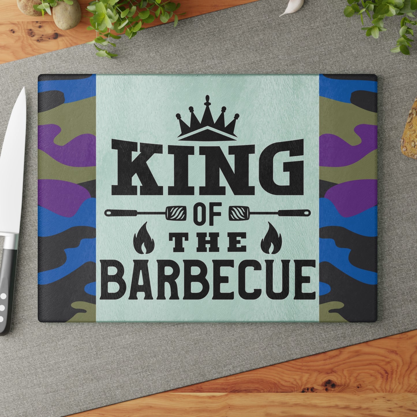 Tabla de cortar de vidrio KING OF THE BARBEQUE – Camuflaje con corona y espátulas 🍖