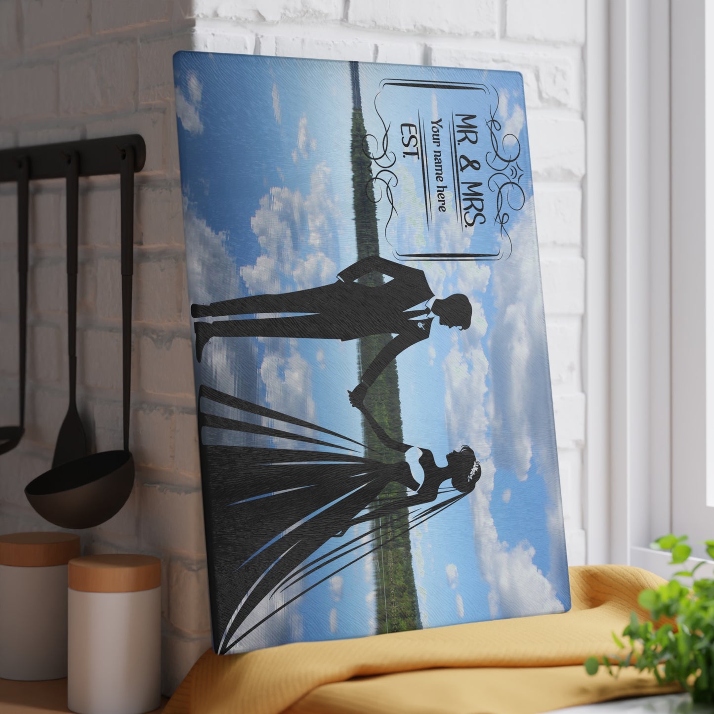 Tabla de cortar Mr. &amp; Mrs. Tranquil Lake Reflection: regalo de boda personalizado para parejas amantes de la naturaleza