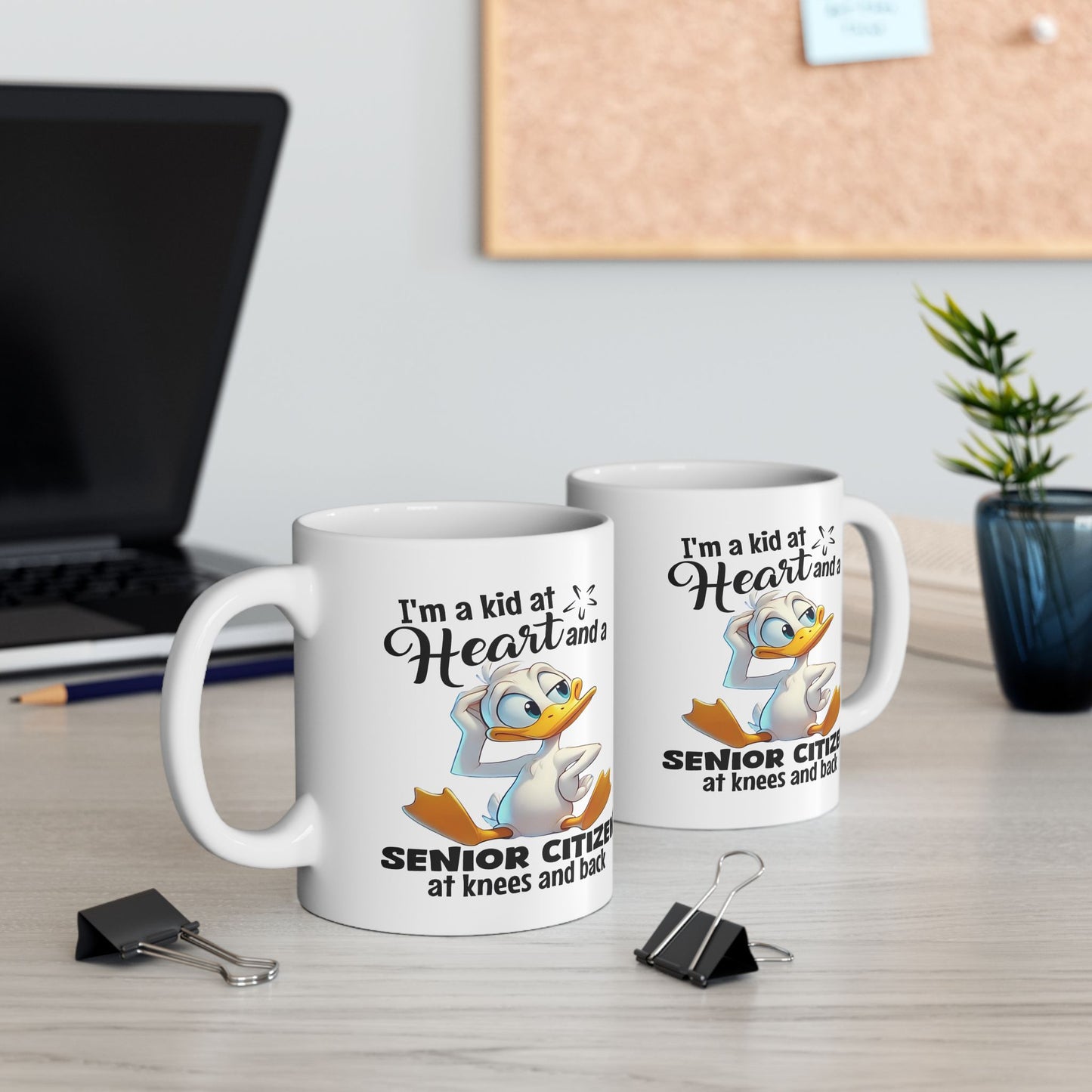 Taza de café divertida con forma de pato “Niño de corazón”: ¡humor para envejecer con gracia!