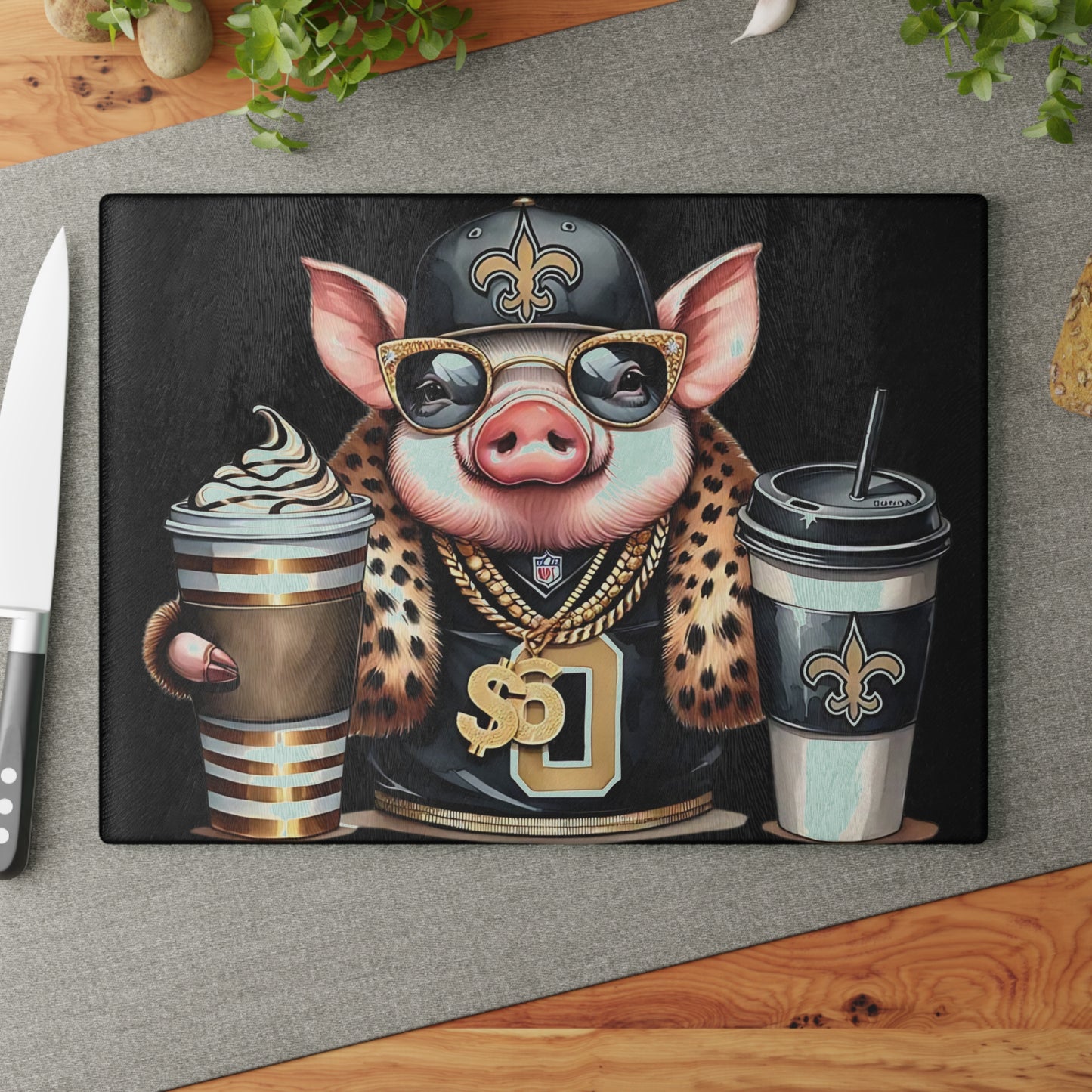 Tabla de cortar de vidrio Boss Pig en negro y dorado: un estilo de charcutería de lujo para cocinas atrevidas y divertidas