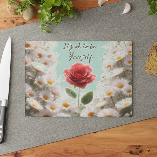 Tabla de cortar de vidrio "Está bien ser tú mismo" - Rosa única en un campo de margaritas, Regalo único, Tabla de cortar de vidrio, Tabla de charcutería, Tabla de cortar personalizada, Flores